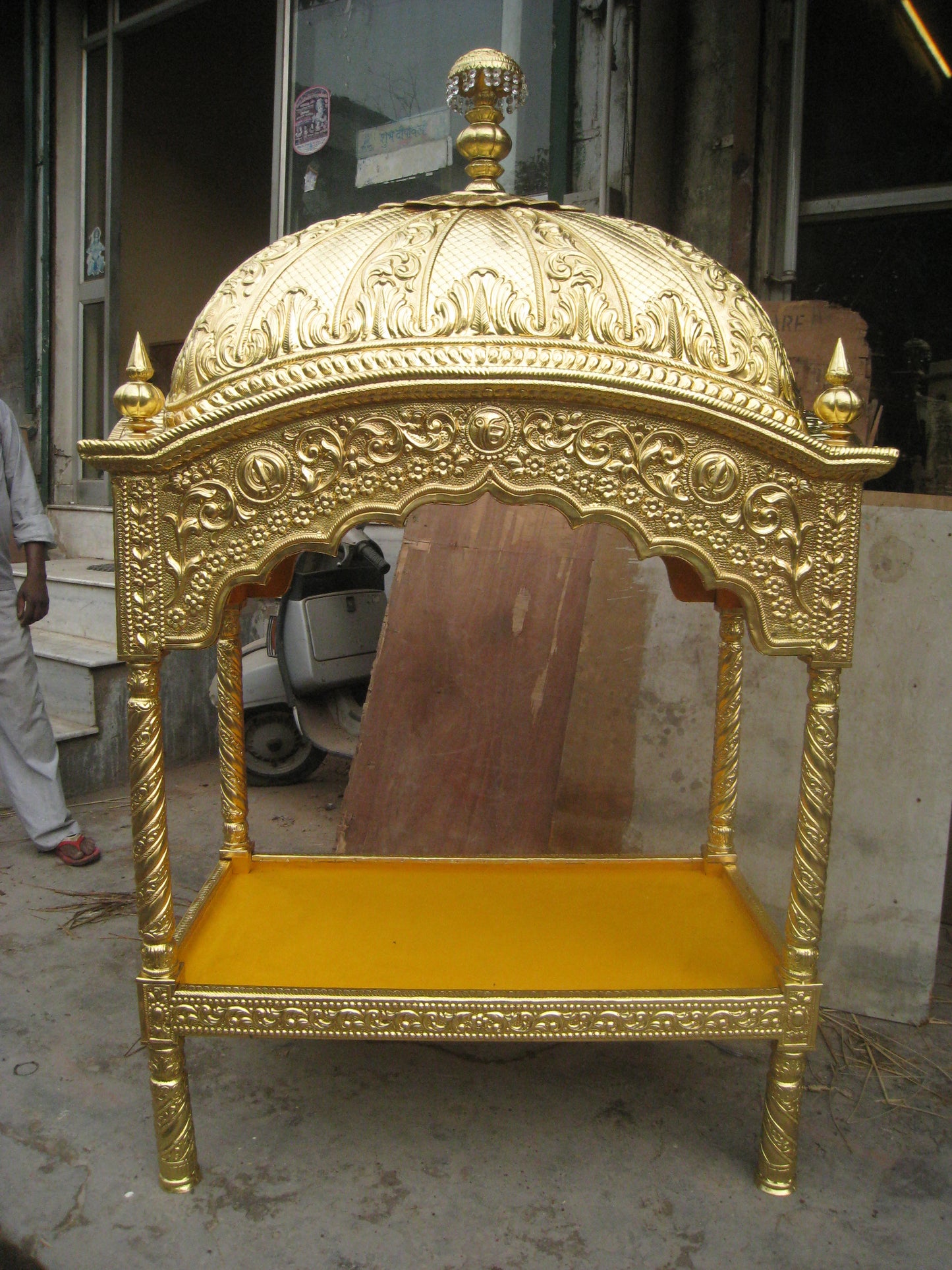 Mandir Gher Tak Exclusively Gold Palki Sahib